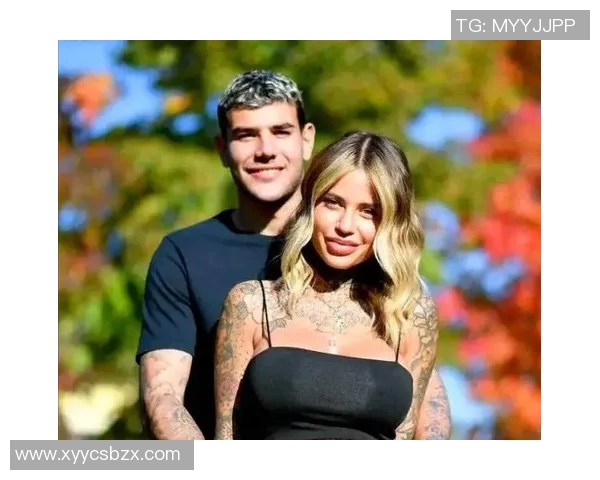 足球巨星的爱情故事 揭秘球员妻子与女友背后的心路历程